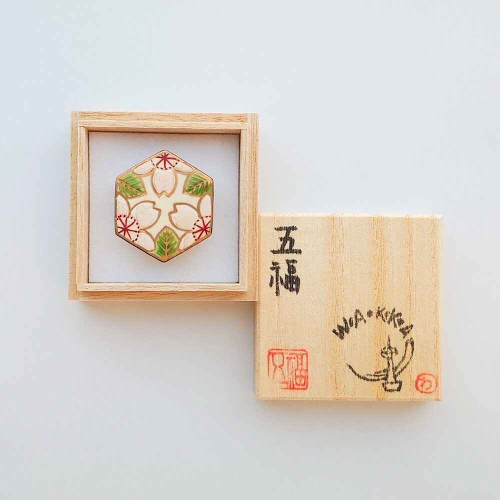 帯留め さくら(ピンク)|五福 × WA・KKA オリジナル帯留め|陶芸家・五福香菜子|清水焼|サイズ:縦約4cm幅約3.5cm高さ約1cm|品質:陶製(桐箱入り)