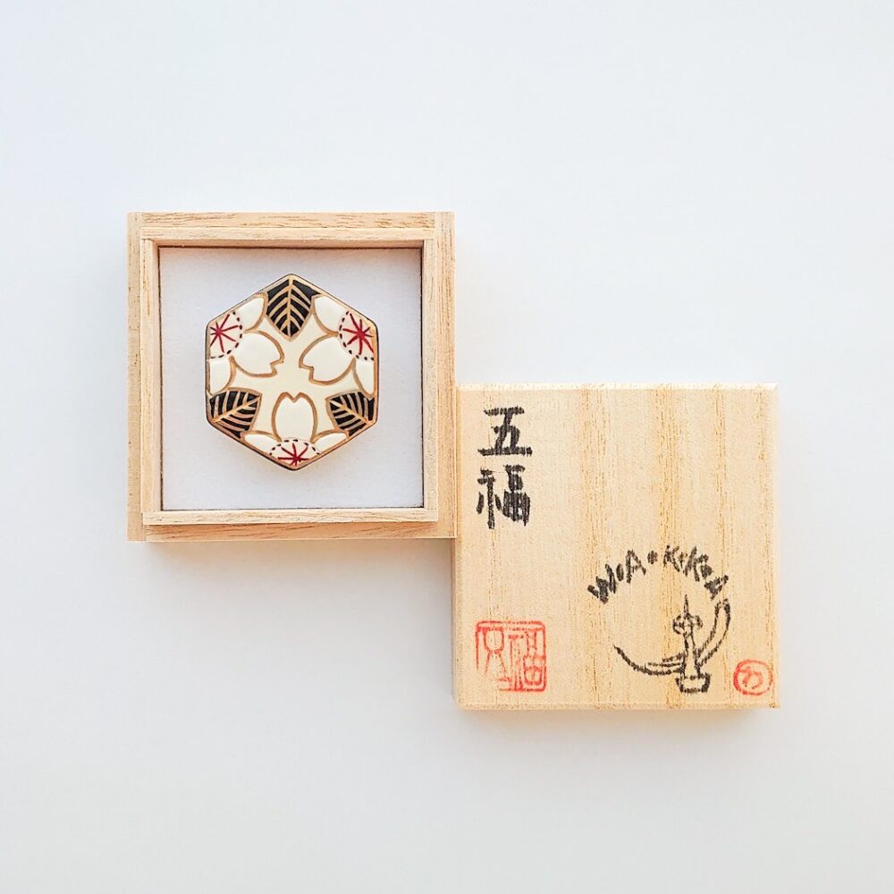 帯留め さくら(白)|五福 × WA・KKA オリジナル帯留め|陶芸家・五福香菜子|清水焼|サイズ:縦約4cm幅約3.5cm高さ約1cm|品質:陶製(桐箱入り)