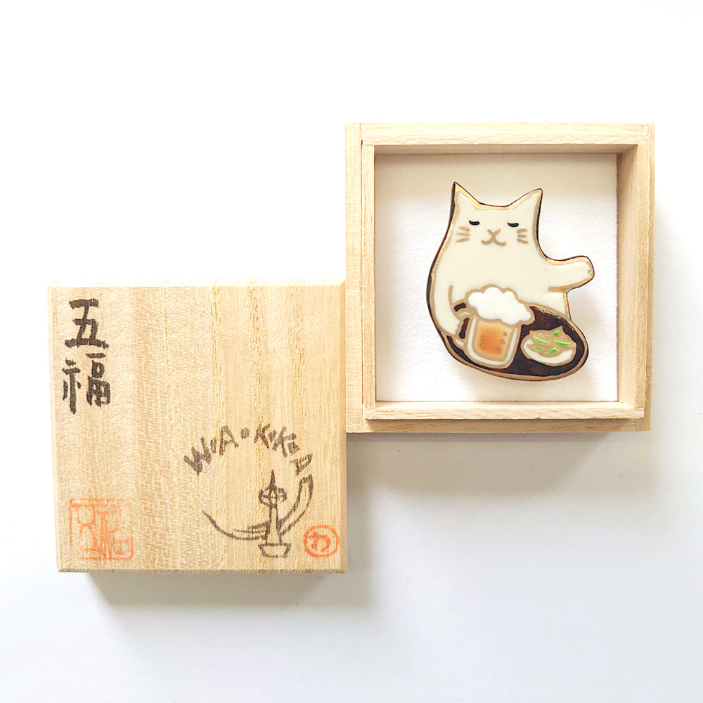 帯留め おつかれにゃ~ん(白猫)|五福 × WA・KKA オリジナル帯留め|陶芸家・五福香菜子|清水焼|サイズ:縦約4cm幅約3.5cm高さ約1cm|品質:陶製(桐箱入り)