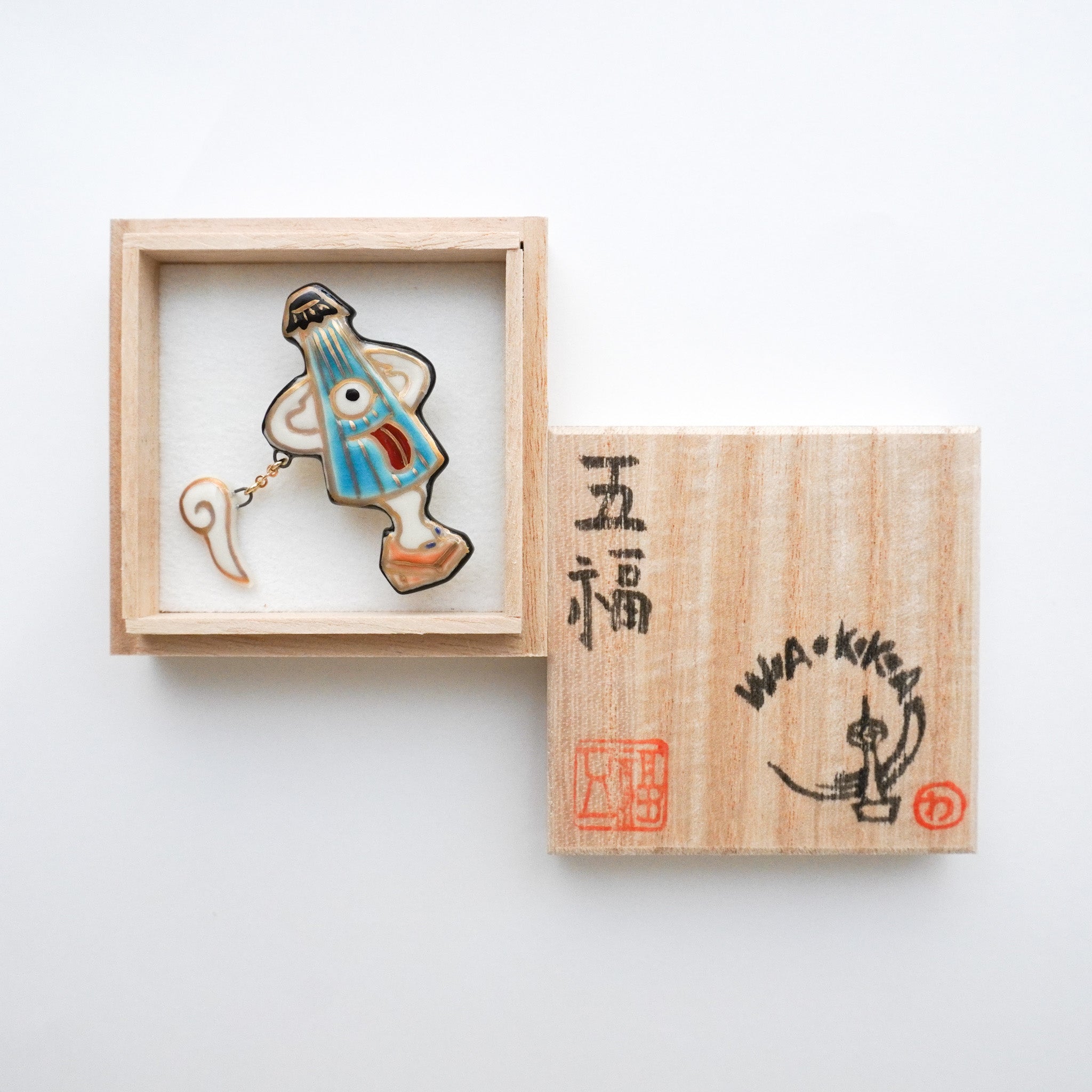 帯留め からかさ小僧(青)|五福 × WA・KKA オリジナル帯留め|陶芸家・五福香菜子|清水焼|サイズ:縦約4cm幅約3cm高さ約1cm飾り約1.5㎝チェーン1.5㎝|品質:陶製(桐箱入り)