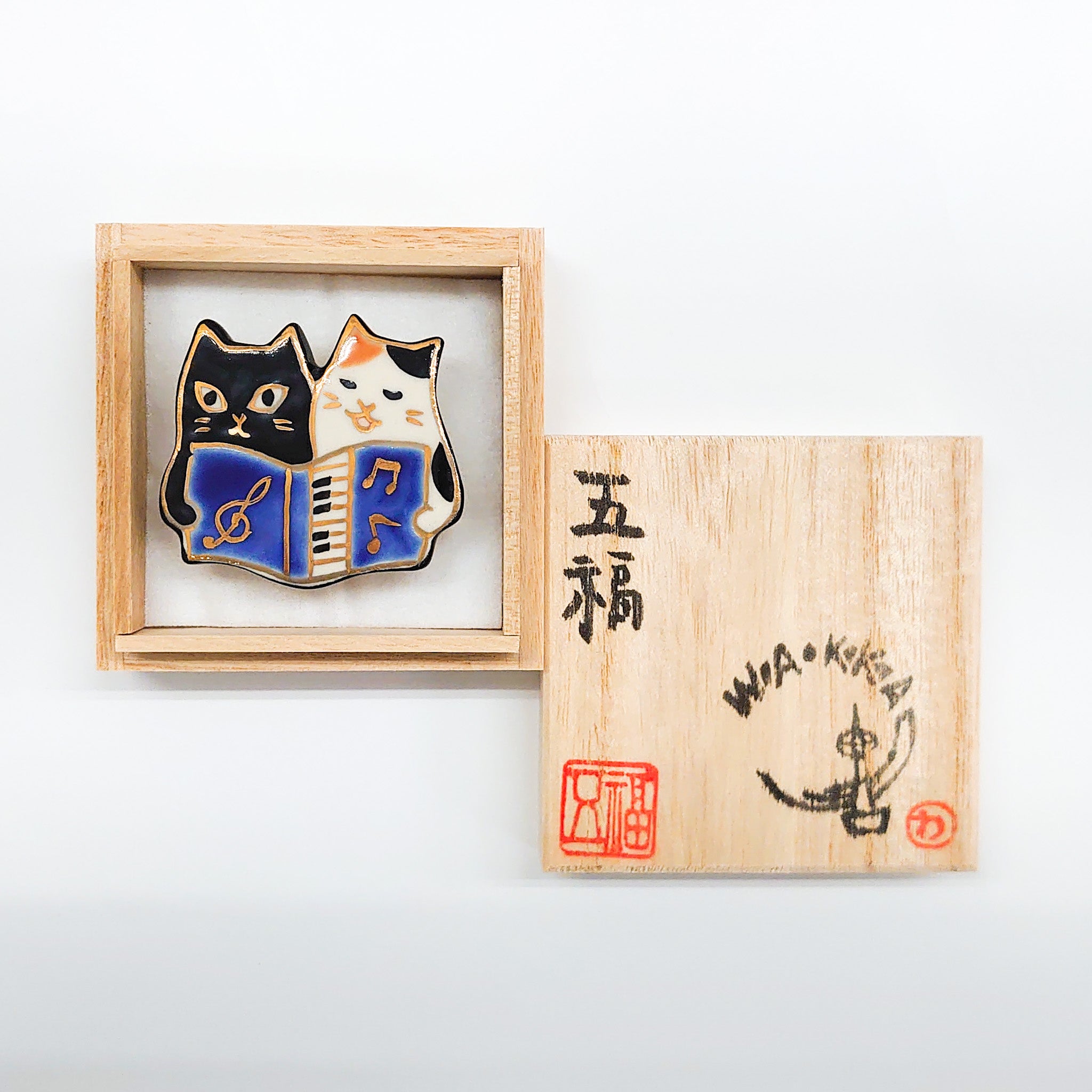 帯留め 仲良しBOOK|猫|歌|五福 × WA・KKA オリジナル帯留め|陶芸家・五福香菜子|清水焼|サイズ:縦約4.5cm幅約4cm高さ約1cm|品質:陶製(桐箱入り)
