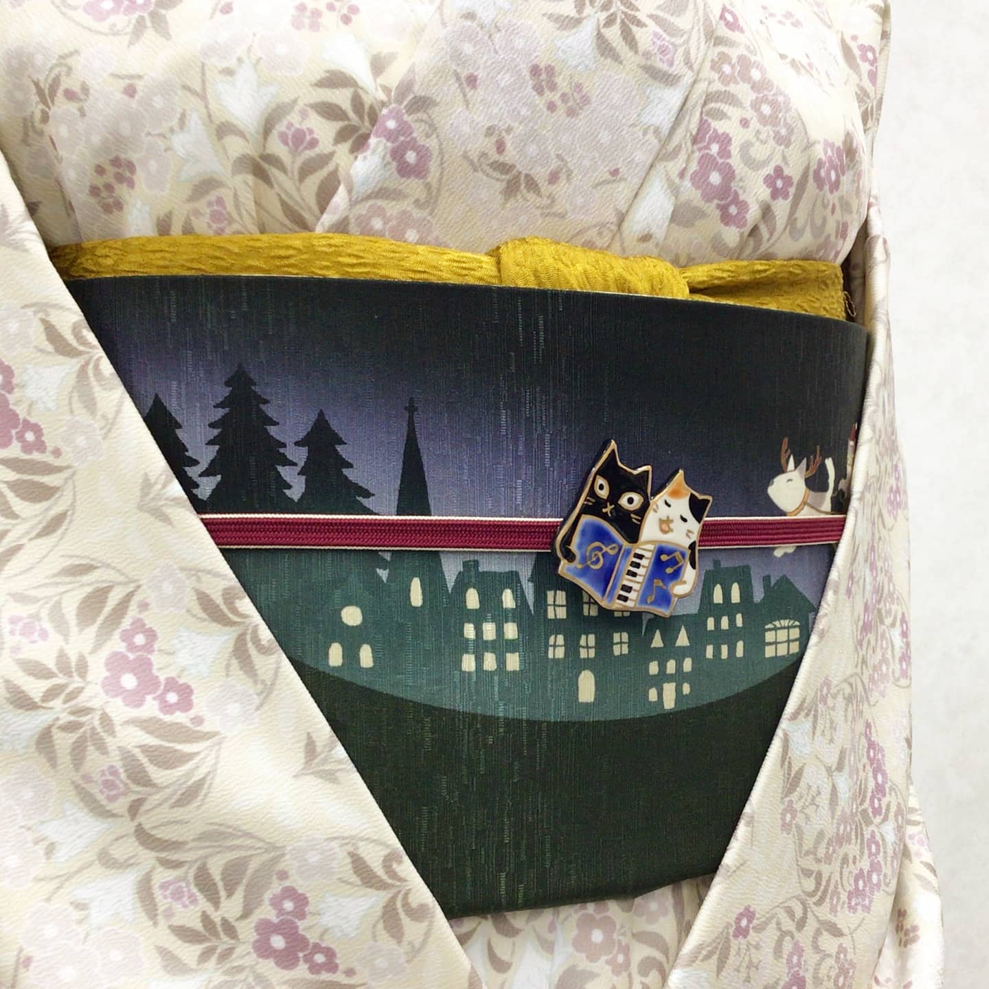 帯留め 仲良しBOOK|猫|歌|五福 × WA・KKA オリジナル帯留め|陶芸家・五福香菜子|清水焼|サイズ:縦約4.5cm幅約4cm高さ約1cm|品質:陶製(桐箱入り)