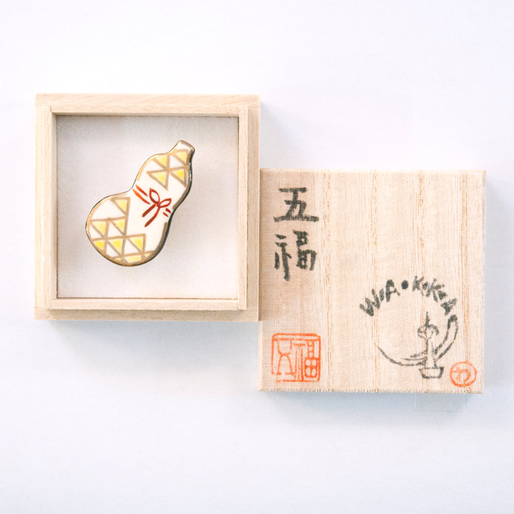 帯留め ひょうたん(ウロコ柄)黄色|五福 × WA・KKA オリジナル帯留め|陶芸家・五福香菜子|清水焼|サイズ:縦約3.5cm幅約4cm高さ約1cm|品質:陶製(桐箱入り)