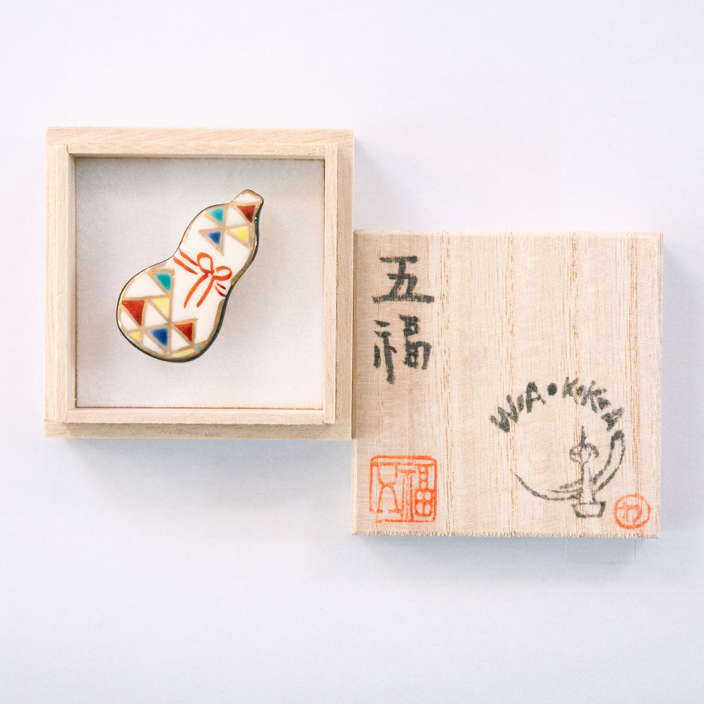 帯留め ひょうたん(ウロコ柄)カラフル|五福 × WA・KKA オリジナル帯留め|陶芸家・五福香菜子|清水焼|サイズ:縦約3.5cm幅約4cm高さ約1cm|品質:陶製(桐箱入り)