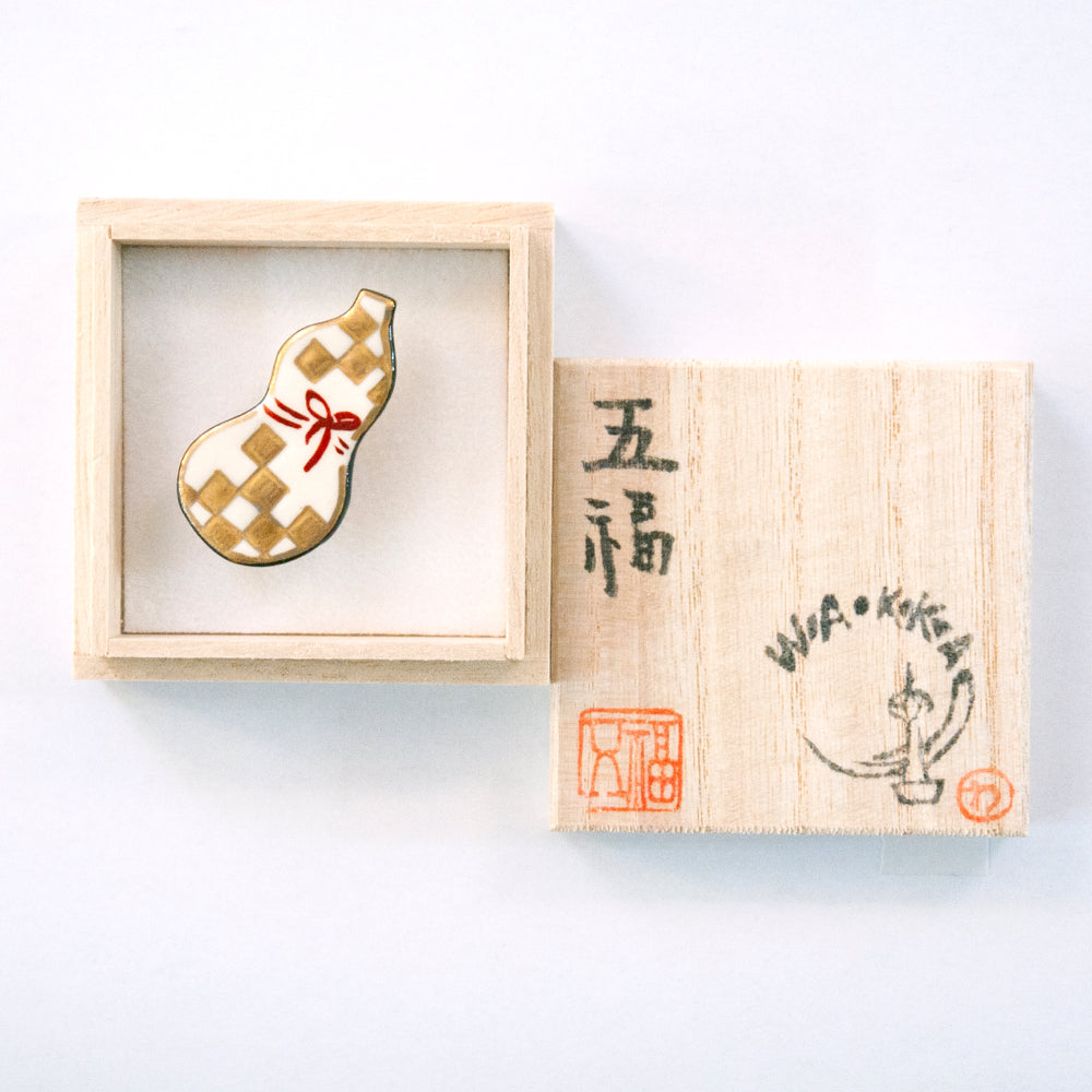 帯留め ひょうたん(市松柄)金|五福 × WA・KKA オリジナル帯留め|陶芸家・五福香菜子|清水焼|サイズ:縦約3.5cm幅約4cm高さ約1cm|品質:陶製(桐箱入り)