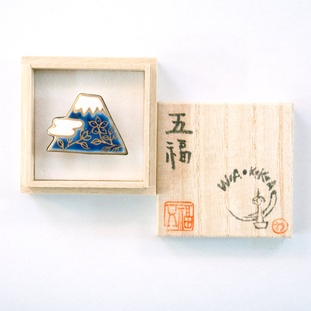 帯留め 富士山(青富士)|五福 × WA・KKA オリジナル帯留め|陶芸家・五福香菜子|清水焼|サイズ:縦約3㎝幅約4㎝高さ約1㎝|品質:陶製(桐箱入り)