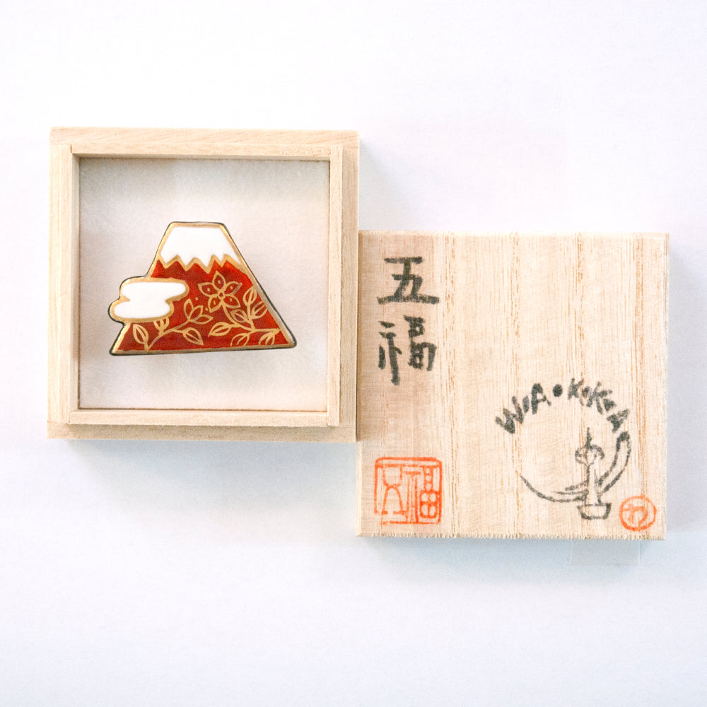 帯留め 富士山(赤富士)|五福 × WA・KKA オリジナル帯留め|陶芸家・五福香菜子|清水焼|サイズ:縦約3㎝幅約4㎝高さ約1㎝|品質:陶製(桐箱入り)