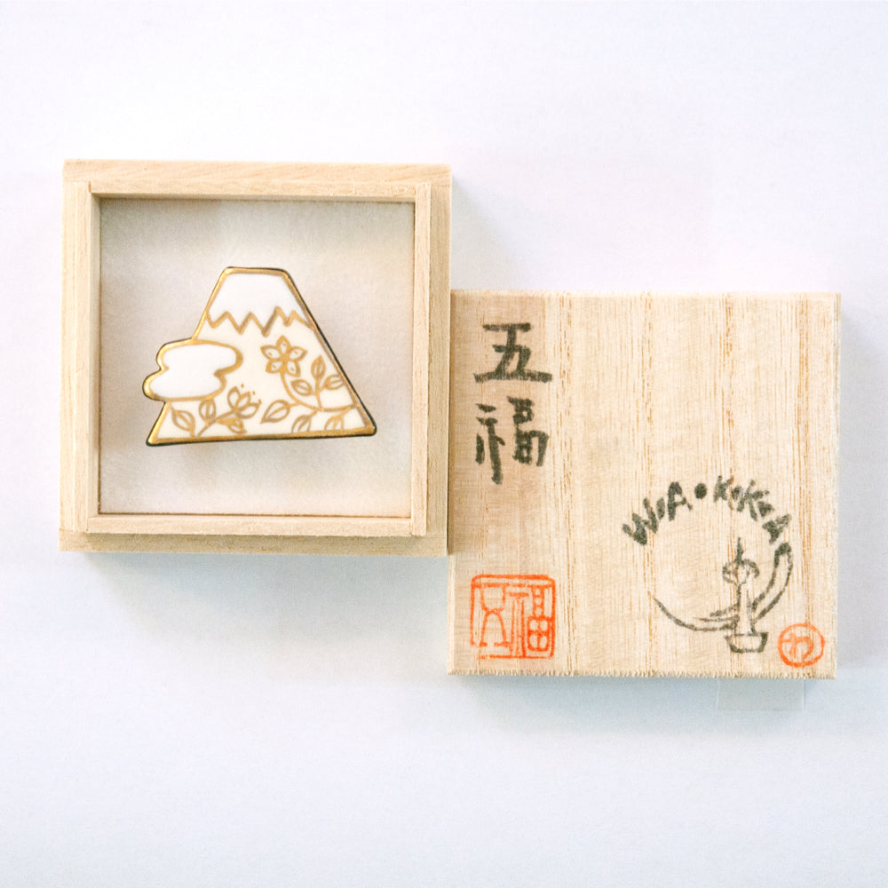 帯留め 富士山(黄金富士)|五福 × WA・KKA オリジナル帯留め|陶芸家・五福香菜子|清水焼|サイズ:縦約3㎝幅約4㎝高さ約1㎝|品質:陶製(桐箱入り)