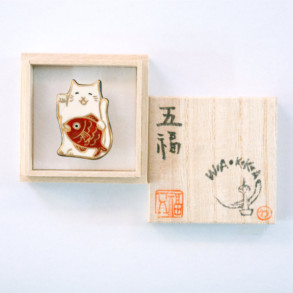 帯留め 招き猫(タイ)白猫|五福 × WA・KKA オリジナル帯留め|陶芸家・五福香菜子|清水焼|サイズ:縦約4㎝幅約3㎝高さ約1㎝|品質:陶製(桐箱入り)