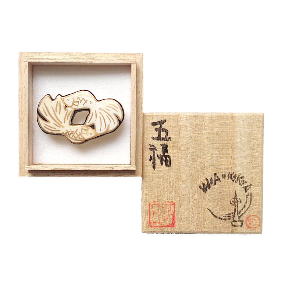 帯留め 金魚たち(白金)|五福 × WA・KKA オリジナル帯留め|陶芸家・五福香菜子|清水焼|サイズ:縦約3㎝幅約5㎝高さ約1㎝|品質:陶製(桐箱入り)