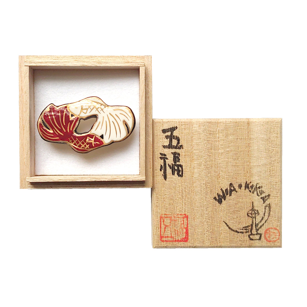 帯留め 金魚たち(赤白)|五福 × WA・KKA オリジナル帯留め|陶芸家・五福香菜子|清水焼|サイズ:縦約3㎝幅約5㎝高さ約1㎝|品質:陶製(桐箱入り)