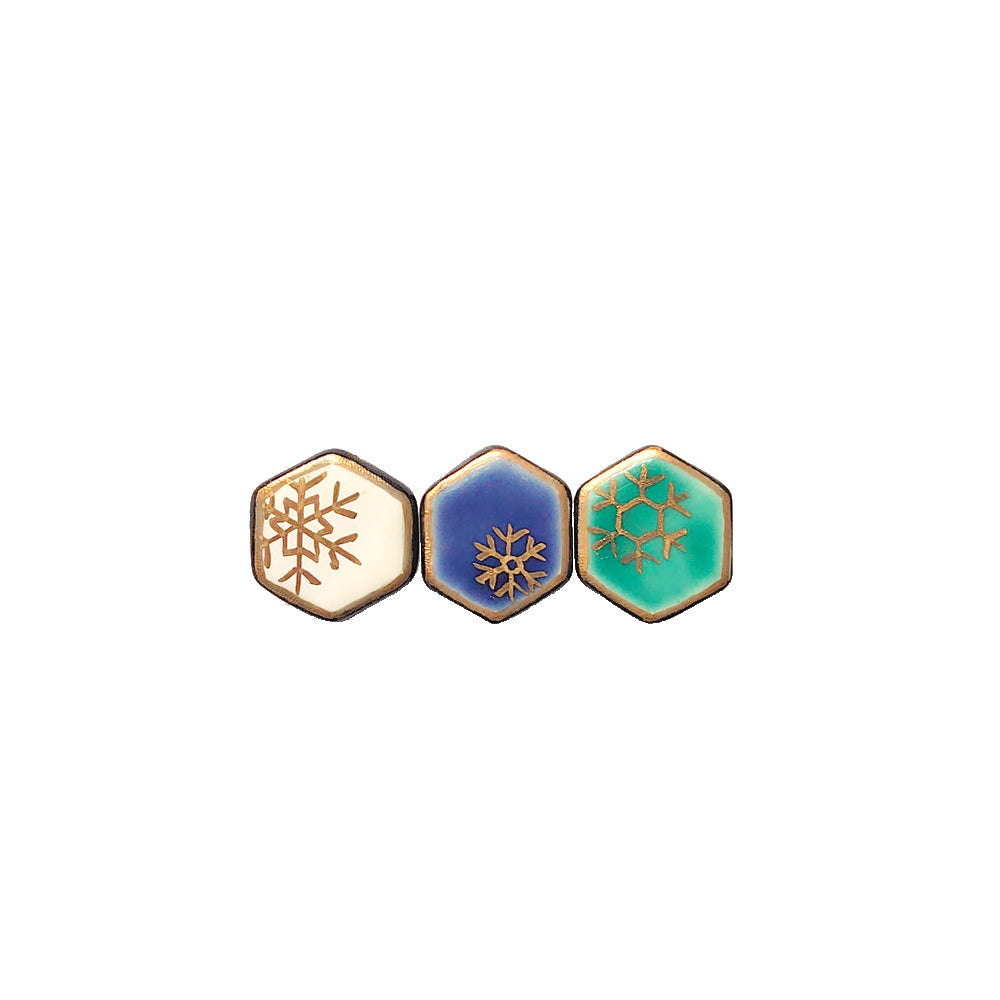 帯留め 雪の結晶(青/緑)|五福 × WA・KKA オリジナル帯留め|陶芸家・五福香菜子|清水焼|サイズ:縦約2㎝幅約2㎝高さ約1㎝|品質:陶製(桐箱入り)