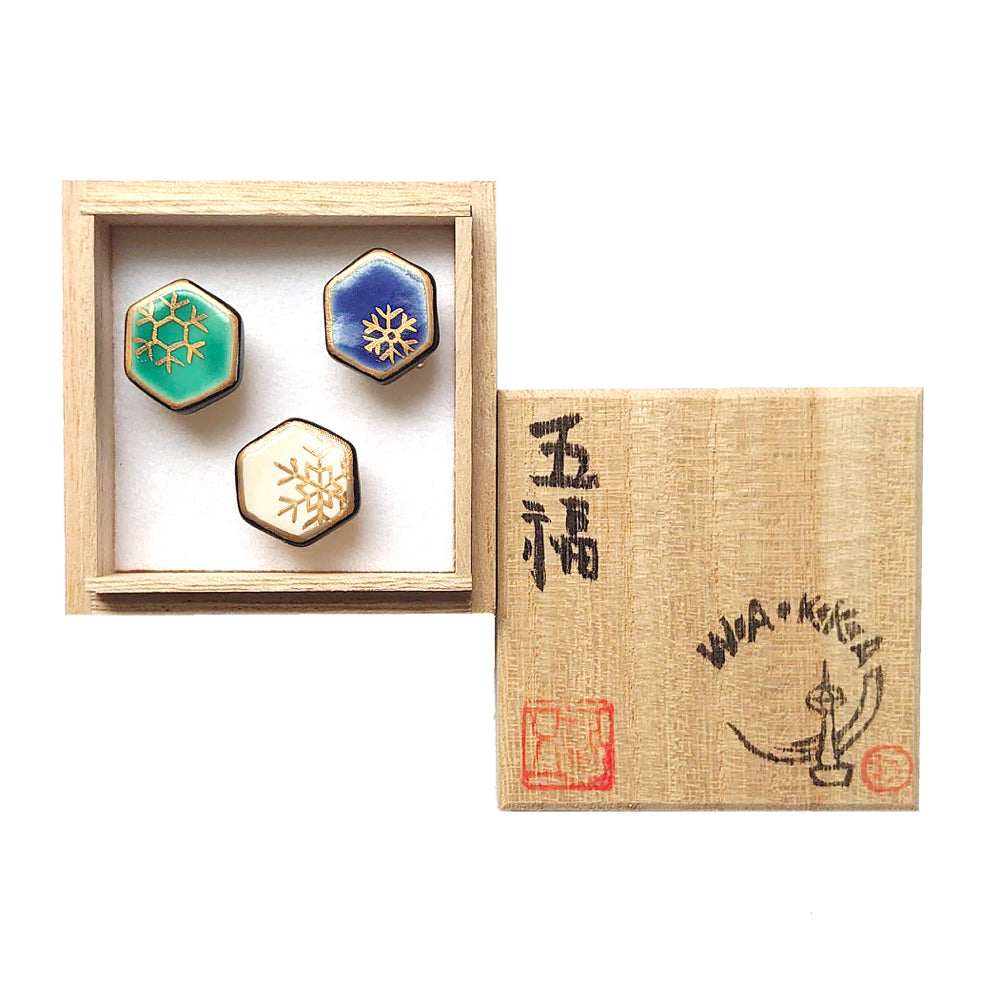 帯留め 雪の結晶(青/緑)|五福 × WA・KKA オリジナル帯留め|陶芸家・五福香菜子|清水焼|サイズ:縦約2㎝幅約2㎝高さ約1㎝|品質:陶製(桐箱入り)