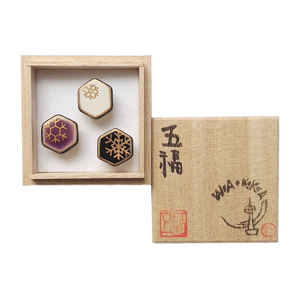 帯留め 雪の結晶(黒/紫)|五福 × WA・KKA オリジナル帯留め|陶芸家・五福香菜子|清水焼|サイズ:縦約2㎝幅約2㎝高さ約1㎝|品質:陶製(桐箱入り)