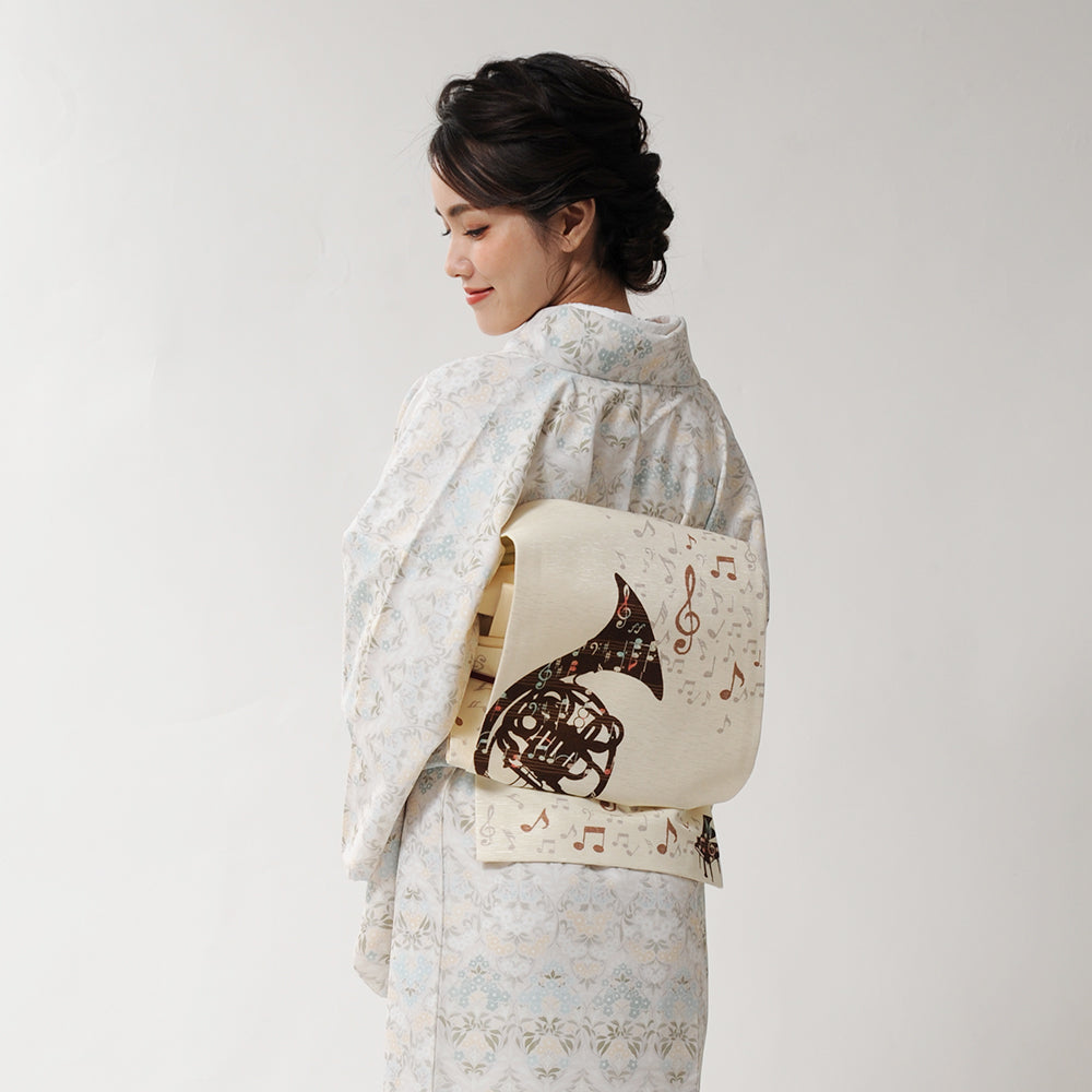京袋帯 歓喜の歌(ベージュ)|ホルン|ピアノ|前柄アレンジ|サイズ:長さ約375cm幅約31cm|素材:表地 絹100%裏地 絹綿混|生産:日本