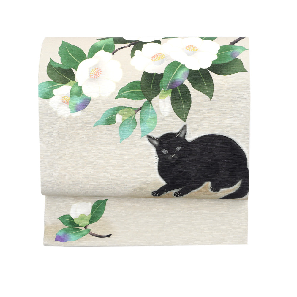 京袋帯 椿 猫十郎(ベージュ)|猫|前柄アレンジ|サイズ:長さ約375cm幅約31cm|素材:表地 絹100%裏地 絹綿混|生産:日本