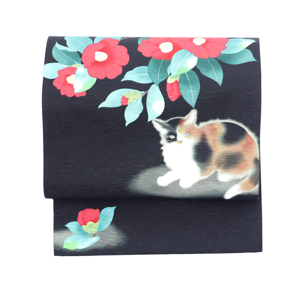 京袋帯 椿 猫十郎(黒)|猫|前柄アレンジ|サイズ:長さ約375cm幅約31cm|素材:表地 絹100%裏地 絹綿混|生産:日本