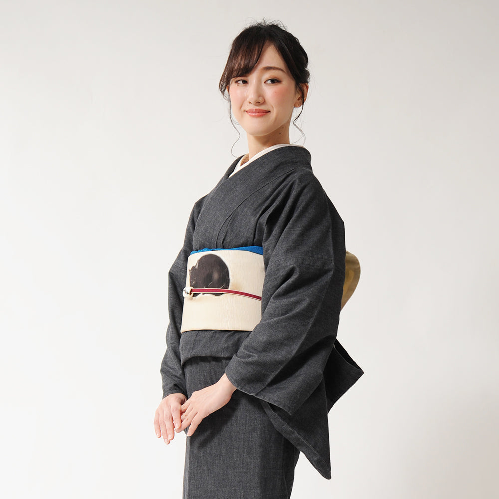 京袋帯 椿 猫十郎(ベージュ)|猫|前柄アレンジ|サイズ:長さ約375cm幅約31cm|素材:表地 絹100%裏地 絹綿混|生産:日本