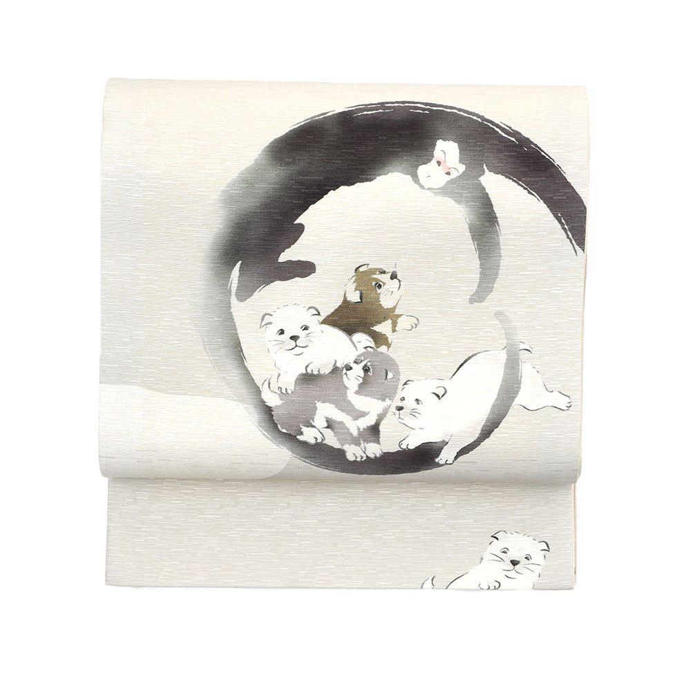 京袋帯 犬猿の仲良し(クリーム)|子犬|前柄アレンジ|サイズ:長さ約375cm幅約31cm|素材:表地 絹100%裏地 絹綿混|生産:日本