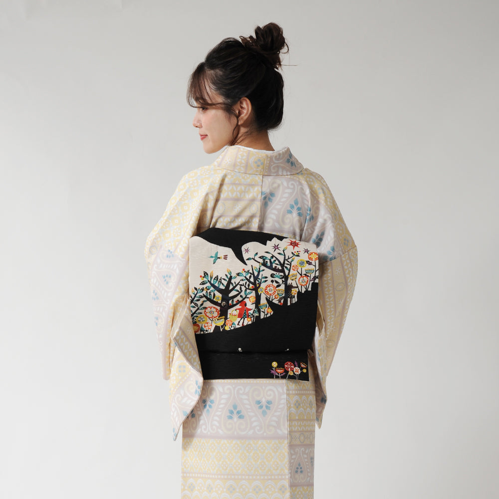 京袋帯 キャ~!!(ベージュ)|赤ずきんちゃん|前柄アレンジ|サイズ:長さ約375cm幅約31cm|素材:表地 絹100%裏地 絹綿混|生産:日本