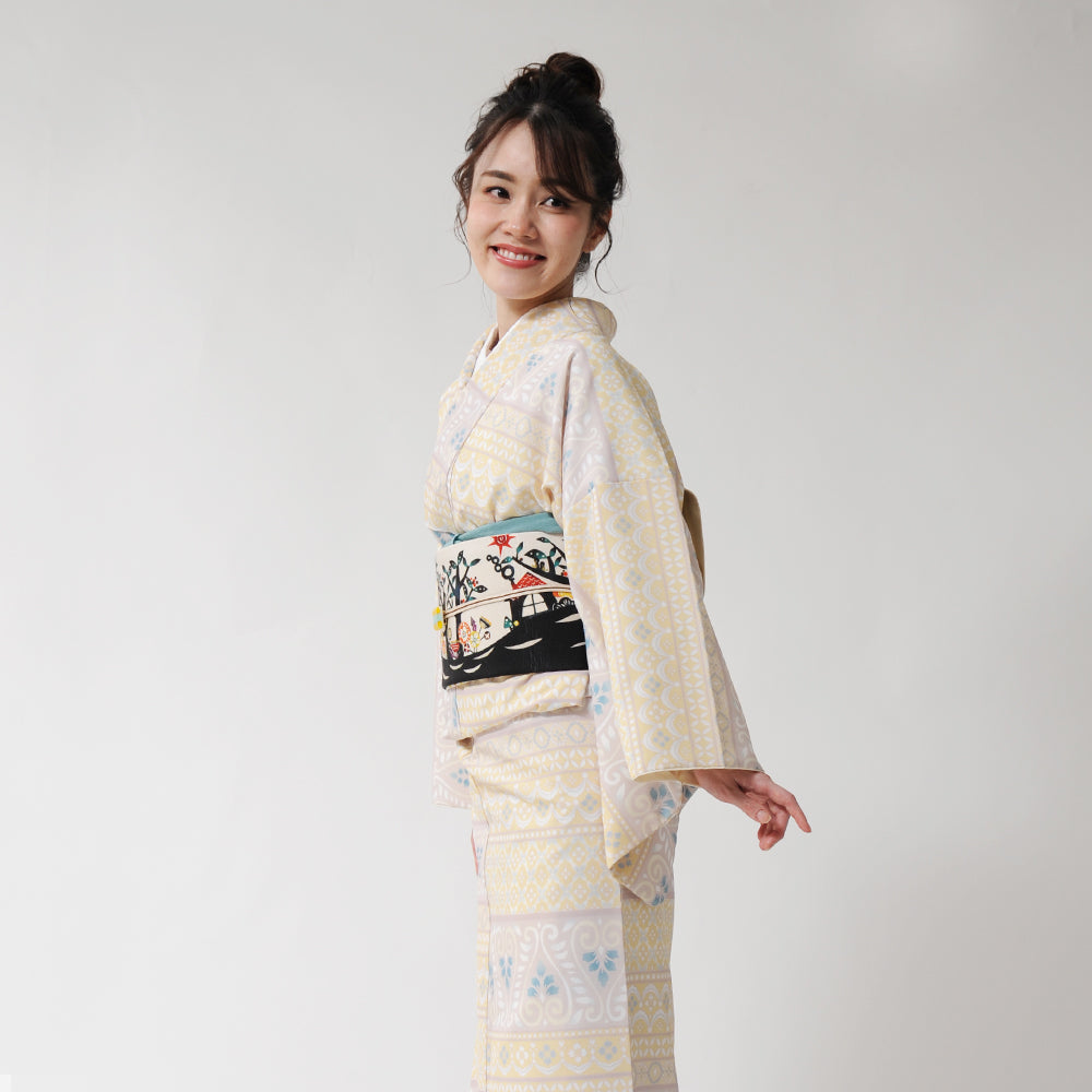 京袋帯 キャ~!!(ベージュ)|赤ずきんちゃん|前柄アレンジ|サイズ:長さ約375cm幅約31cm|素材:表地 絹100%裏地 絹綿混|生産:日本