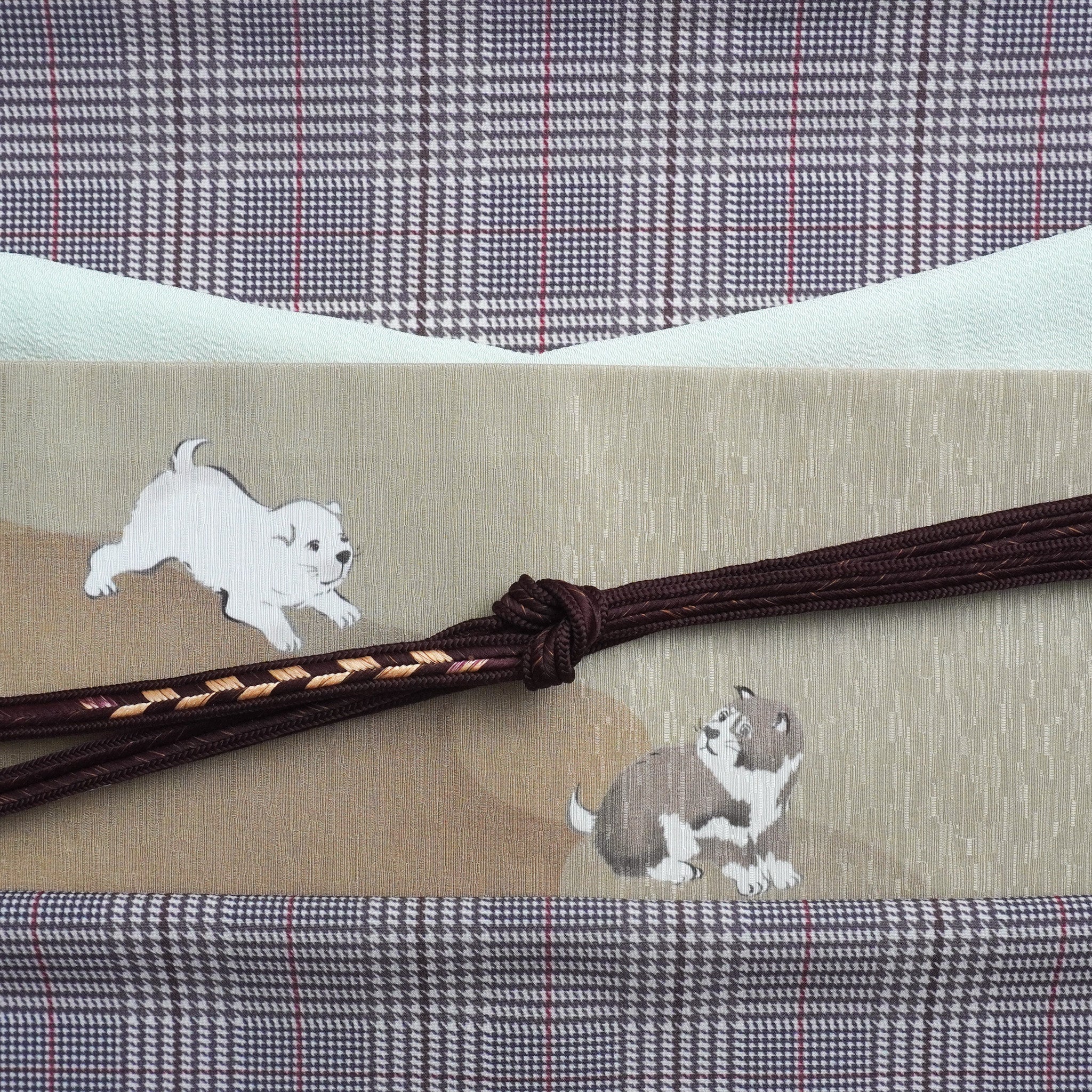 京袋帯 犬猿の仲良し（からし）｜子犬｜前柄アレンジ｜サイズ：長さ約375cm幅約31cm｜素材：表地 絹100%裏地 絹綿混｜生産：日本