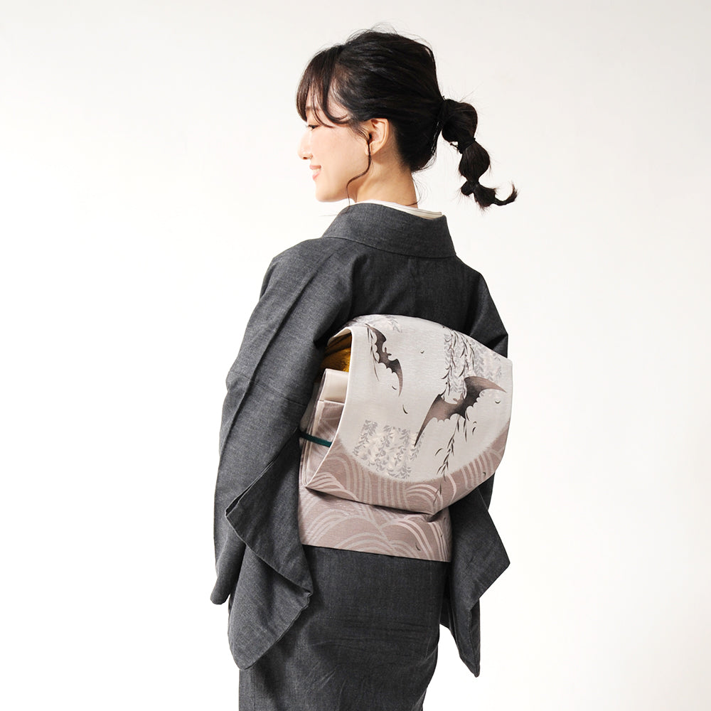 京袋帯 月にこうもり（グレー）｜満月｜前柄アレンジ｜サイズ：長さ約375cm幅約31cm｜素材：表地 絹100%裏地 絹綿混｜生産：日本