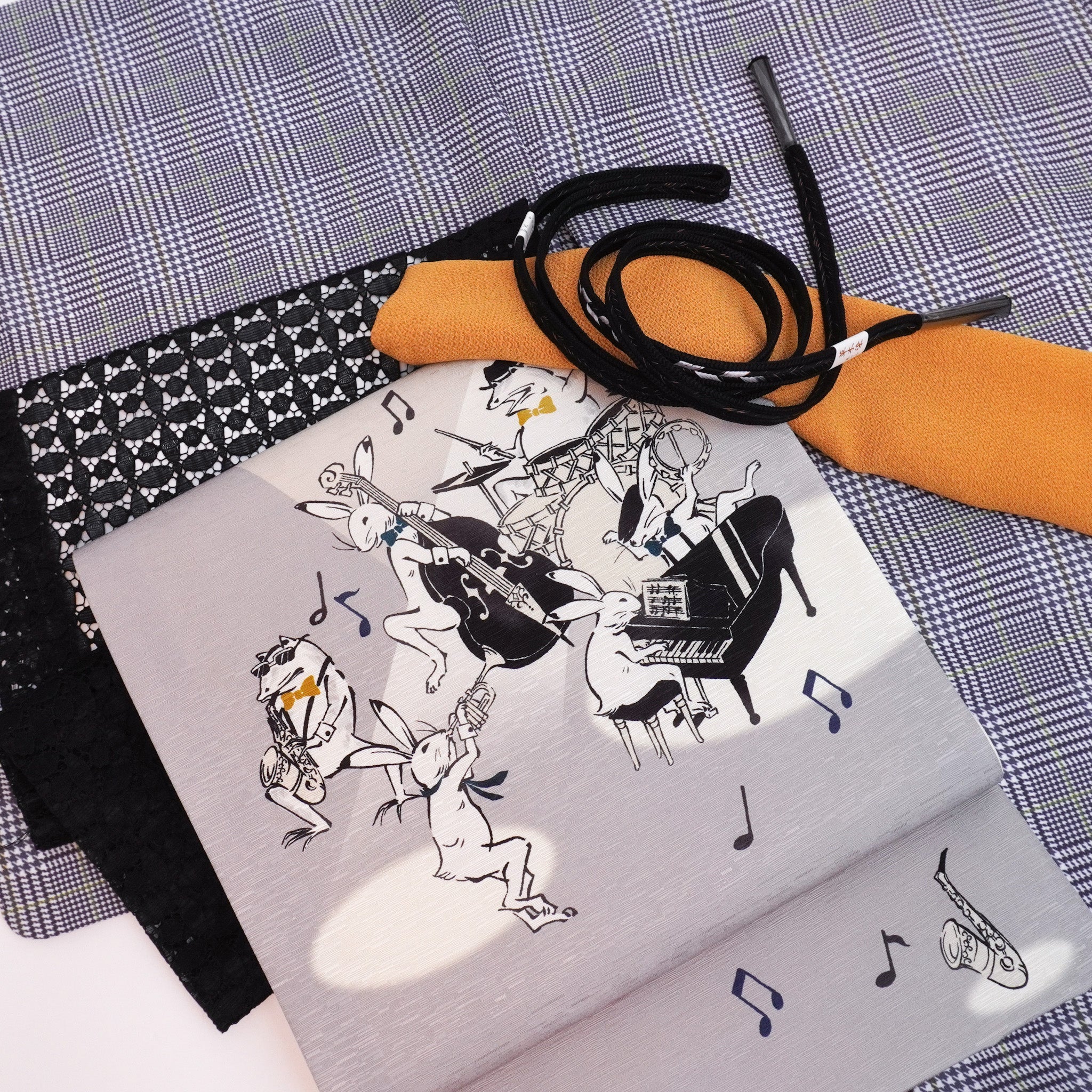 京袋帯 ジャムセッション（グレー）｜うさぎ｜かえる｜前柄アレンジ｜サイズ：長さ約375cm幅約31cm｜素材：表地 絹100%裏地 絹綿混｜生産：日本
